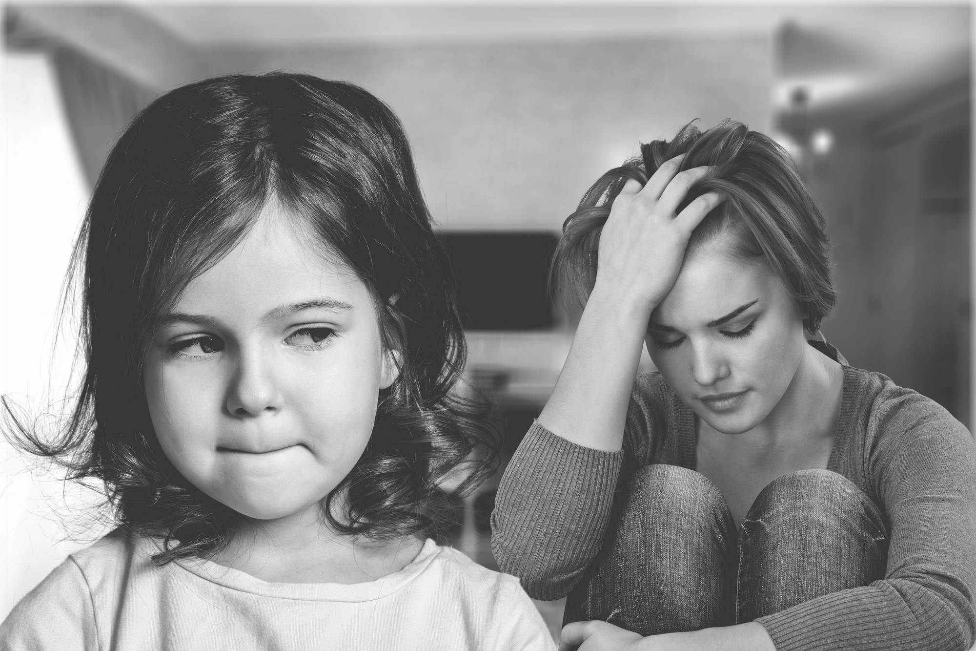 Madre e hija con expresión triste