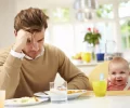 El espejismo del primer año y por qué la depresión paterna estalla meses después del parto