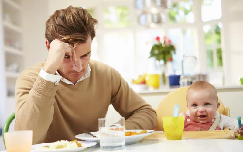 El espejismo del primer año y por qué la depresión paterna estalla meses después del parto