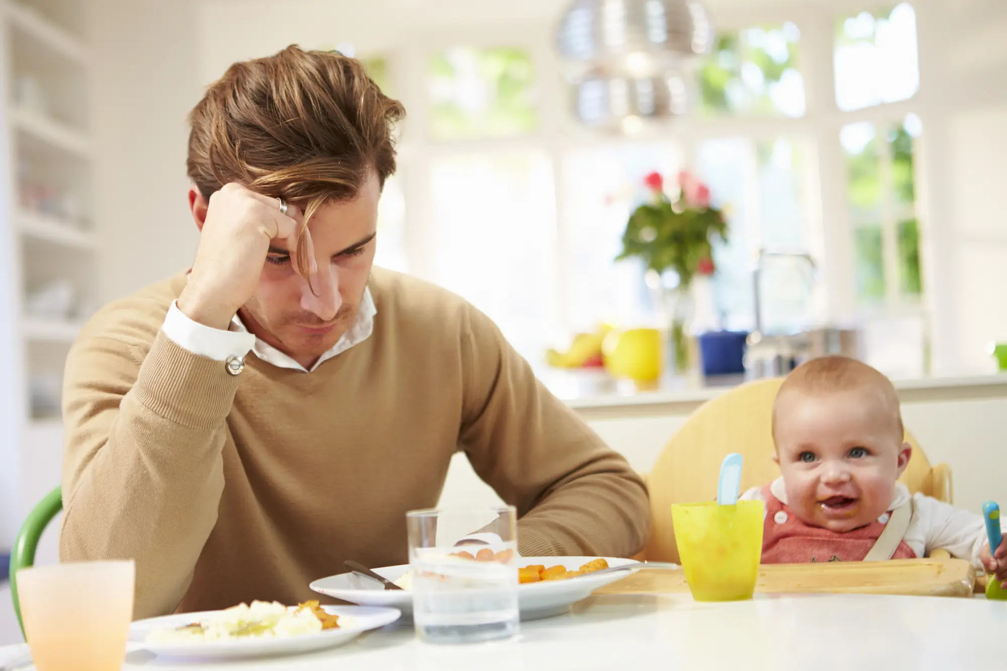 El espejismo del primer año y por qué la depresión paterna estalla meses después del parto