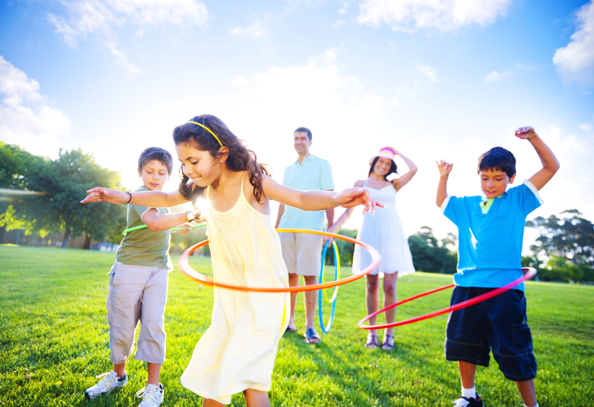 Familia con niños disfrutando al aire libre