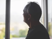 La desigualdad social deja huella medible en el cerebro durante el envejecimiento