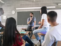La educación universitaria desarma la mente autoritaria más allá de la herencia genética