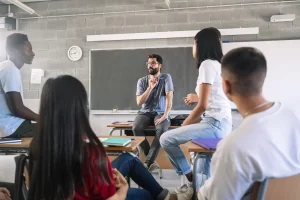 La educación universitaria desarma la mente autoritaria más allá de la herencia genética