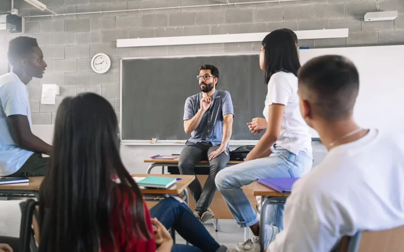 La educación universitaria desarma la mente autoritaria más allá de la herencia genética