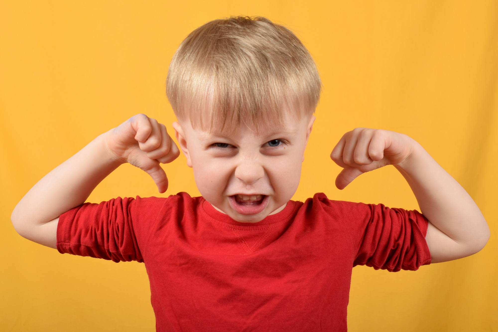 niño inteligente ejercitándose