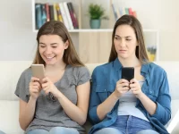 ¿Por qué ciertos tipos de envidia pueden llevar a la agresividad en línea?