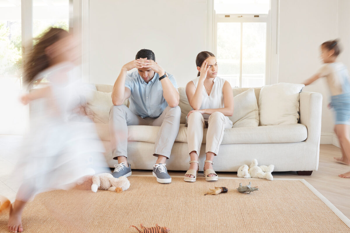 ¿Cómo el estrés parental puede afectar el apego romántico y la intimidad?