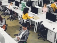 Estudio revela que la música incorrecta en la oficina podría disminuir la concentración y motivación