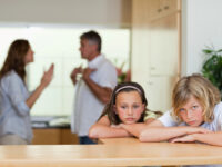 Cómo las experiencias infantiles positivas y negativas moldean los rasgos de personalidad oscura