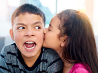 ¿Cuál es la influencia del favoritismo parental en las relaciones entre los hermanos?