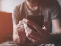 El miedo a perderse algo y el uso problemático de las redes sociales