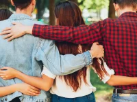 Los nueve hábitos psicológicos que sostienen el amor múltiple sin caos emocional