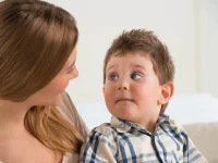Por qué hablar abiertamente con los hijos influye en su interpretación de la incertidumbre