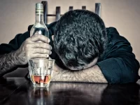 ¿Por qué la impulsividad cerebral podría ser el mayor obstáculo para superar el alcoholismo crónico?