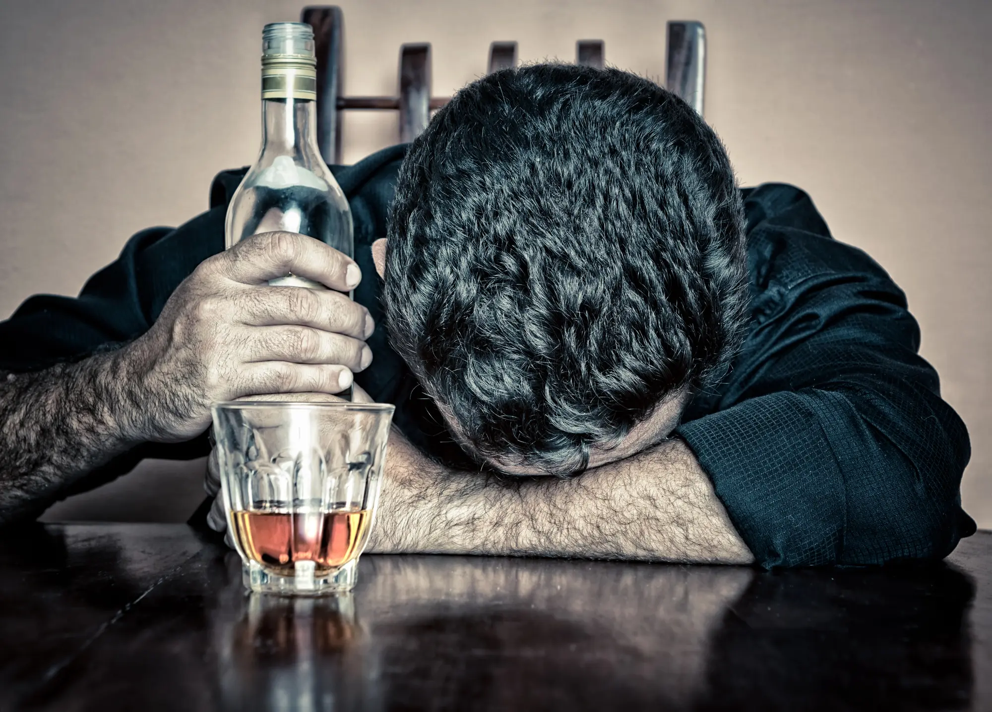 ¿Por qué la impulsividad cerebral podría ser el mayor obstáculo para superar el alcoholismo crónico?