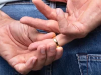 Ocultar tu verdadero yo en la relación aumenta silenciosamente el riesgo de infidelidad