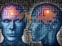 ¿Cómo influye la inteligencia fluida en la organización de los mapas mentales?
