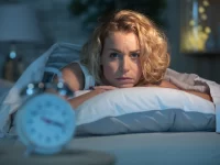 ¿Intentar dormir te mantiene despierto? La intención paradójica para el insomnio