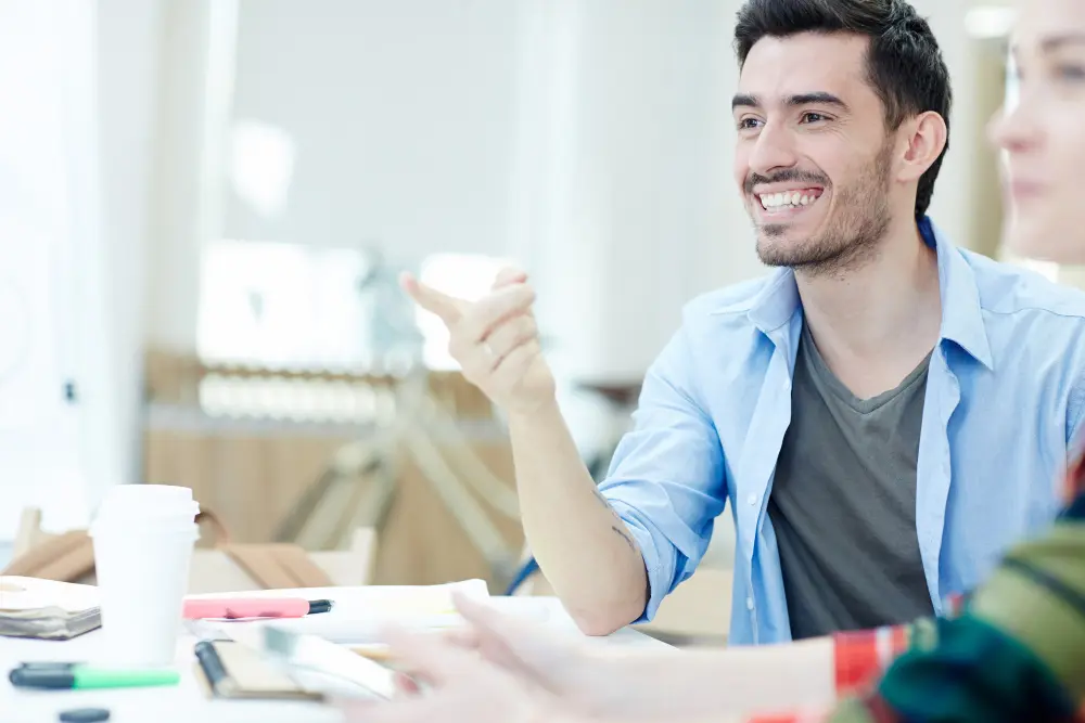 Los primeros días en un trabajo nuevo: cómo diseñar una inducción que baje la ansiedad del empleado