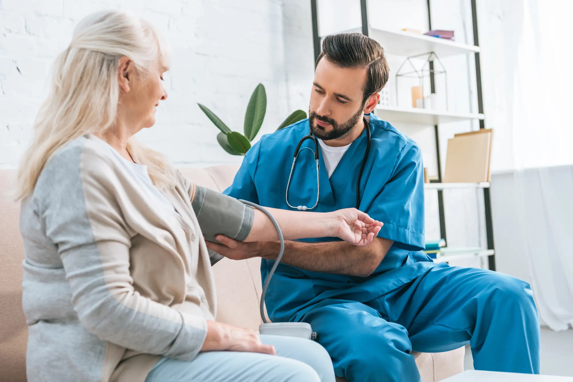 Médico a domicilio en Colombia ¿Cuándo puede ser una buena alternativa para tu familia?