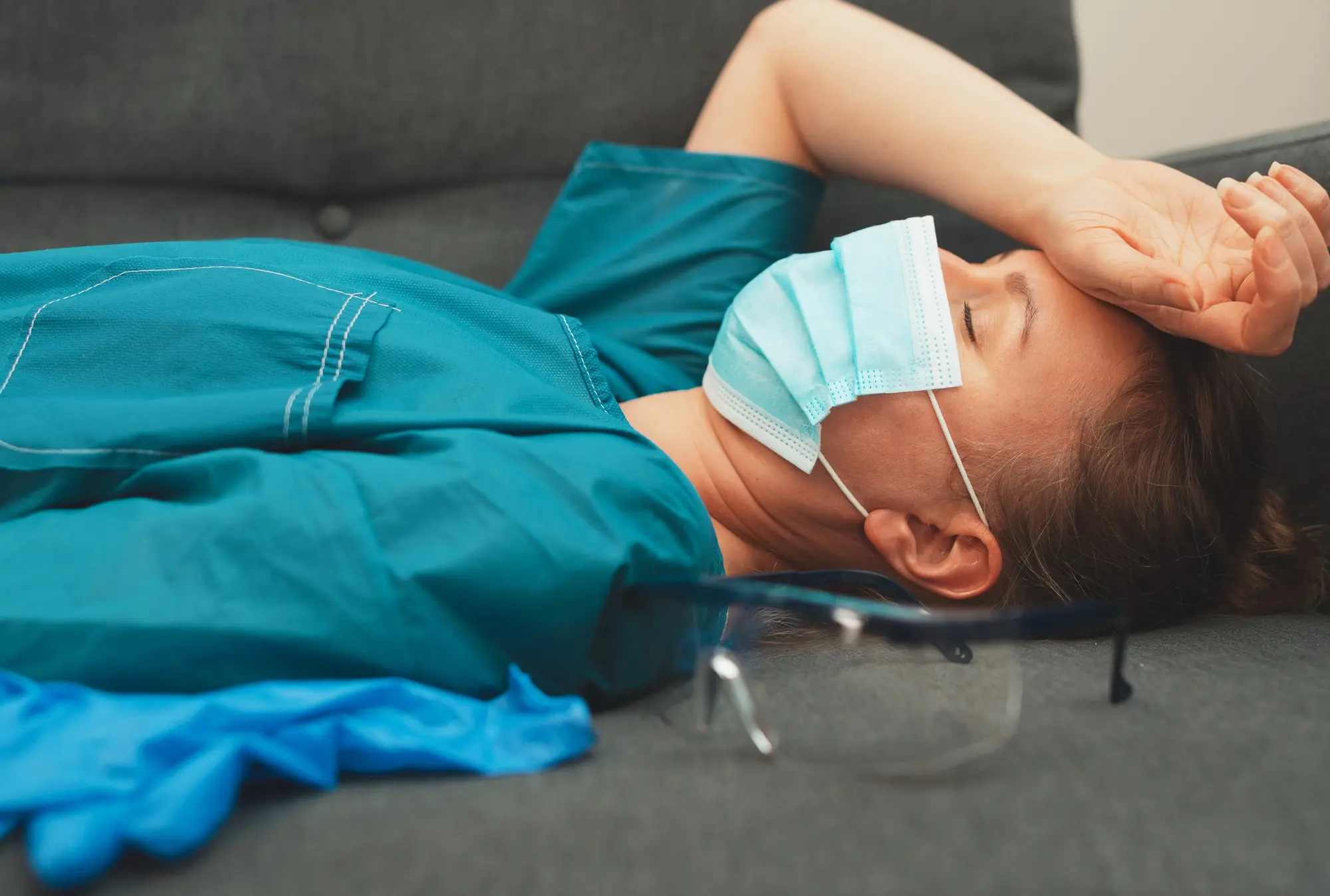Siestas de dos horas durante turnos nocturnos mejoran la memoria y la conectividad cerebral en enfermeras