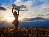 ¿Por qué las mujeres asexuales priorizan la conexión emocional y rechazan los moldes de la monogamia tradicional?