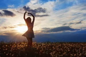 ¿Por qué las mujeres asexuales priorizan la conexión emocional y rechazan los moldes de la monogamia tradicional?