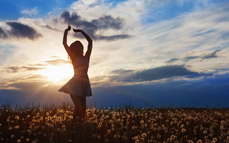 ¿Por qué las mujeres asexuales priorizan la conexión emocional y rechazan los moldes de la monogamia tradicional?