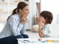 Práctica del habla con un niño con autismo.