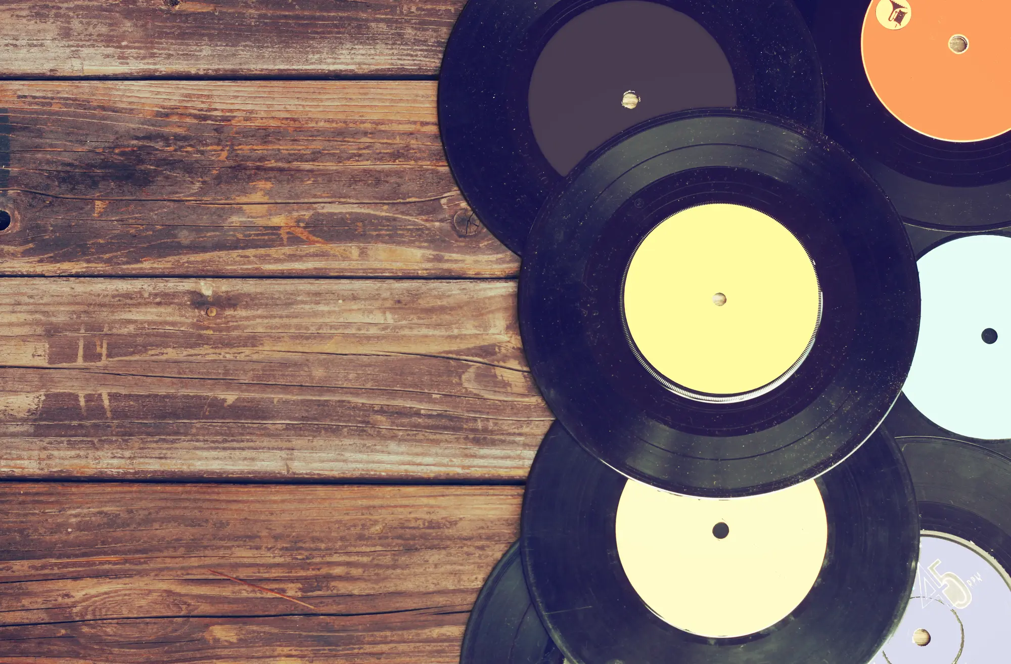 El impacto del género y la familiaridad musical en la generación de recuerdos y la escucha crítica