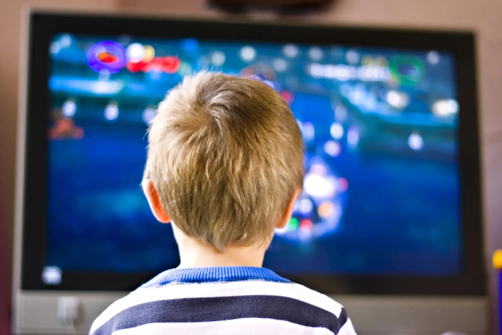 ¿Por qué ciertos programas de TV pueden dificultar la concentración en niños?