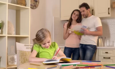 ¿Cómo influyen las características de los padres en las habilidades cognitivas de los niños superdotados?