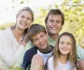 Padres felices promueven más ejercicio y menos tiempo frente a la pantalla en sus hijos