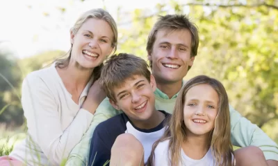 Padres felices promueven más ejercicio y menos tiempo frente a la pantalla en sus hijos