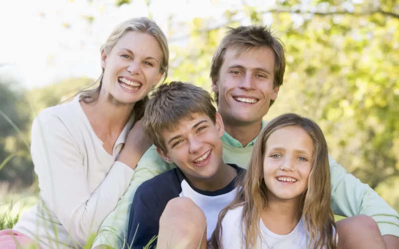 Padres felices promueven más ejercicio y menos tiempo frente a la pantalla en sus hijos