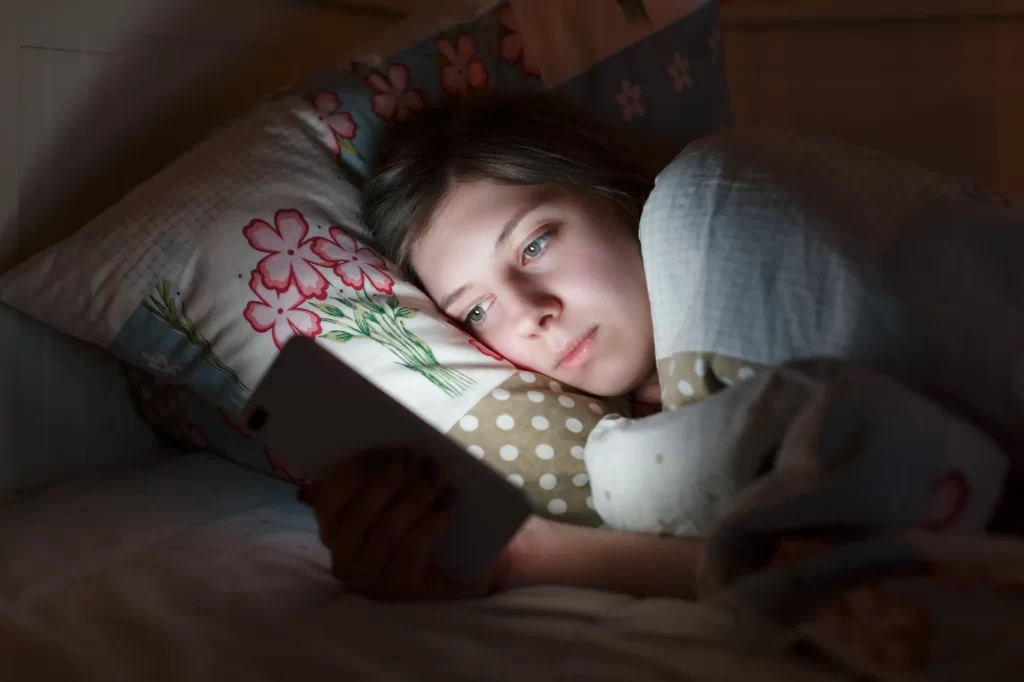 Tiempo frente a pantallas en la cama es asociado a menor descanso y mayor riesgo de insomnio