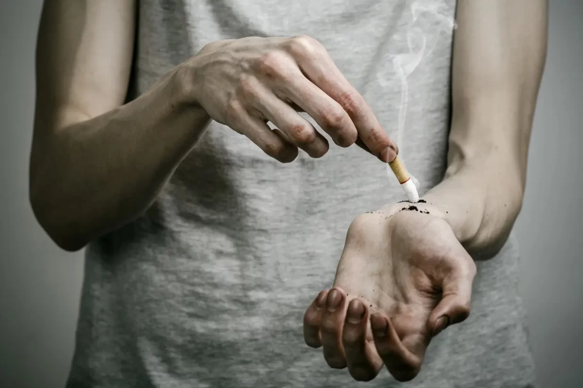 ¿Por qué seguimos fumando si sabemos que queremos dejarlo? La psicología detrás de la adicción al tabaco