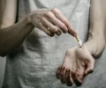 ¿Por qué seguimos fumando si sabemos que queremos dejarlo? La psicología detrás de la adicción al tabaco