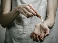 ¿Por qué seguimos fumando si sabemos que queremos dejarlo? La psicología detrás de la adicción al tabaco