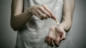 ¿Por qué seguimos fumando si sabemos que queremos dejarlo? La psicología detrás de la adicción al tabaco