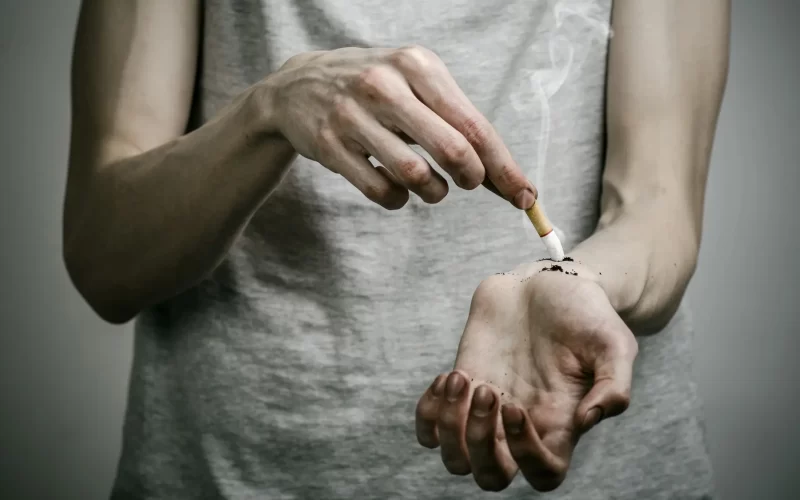 ¿Por qué seguimos fumando si sabemos que queremos dejarlo? La psicología detrás de la adicción al tabaco