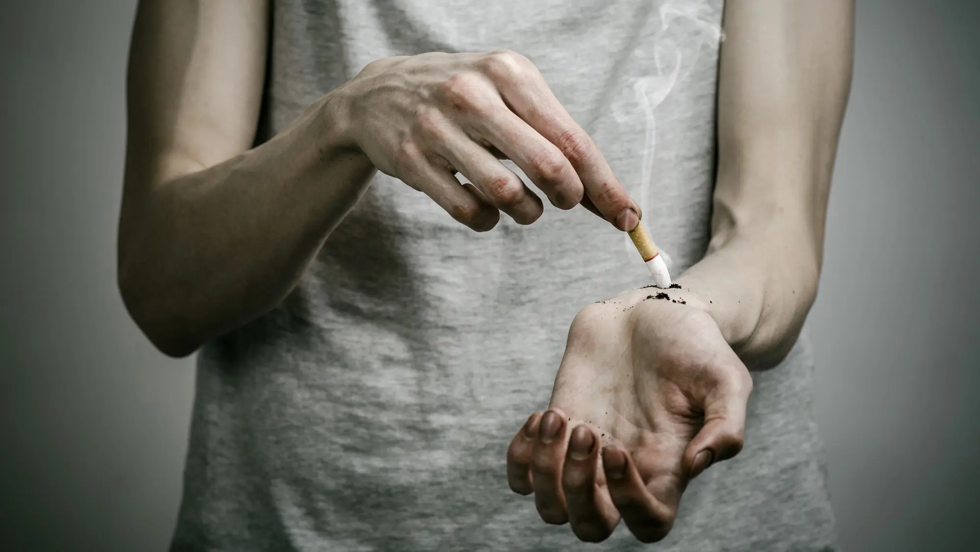¿Por qué seguimos fumando si sabemos que queremos dejarlo? La psicología detrás de la adicción al tabaco