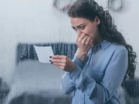 ¿Cómo cambian las emociones en los recuerdos nostálgicos a lo largo del tiempo?
