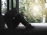 La relación entre trauma emocional infantil y evitación social en la juventud