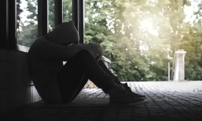 La relación entre trauma emocional infantil y evitación social en la juventud