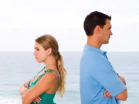 El fin de las relaciones románticas sigue un patrón en dos etapas