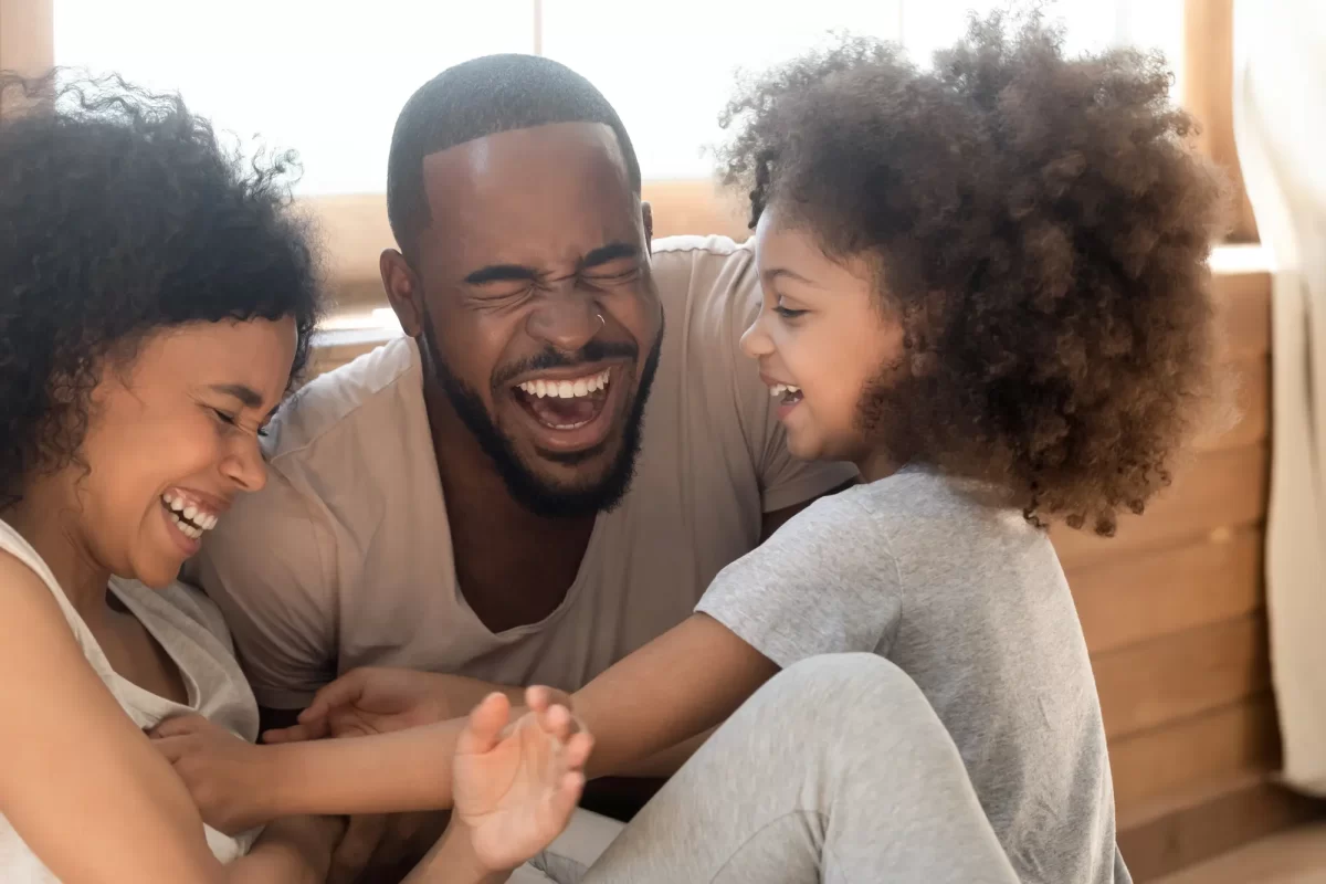 Por qué la risa compartida moldea el apego infantil de formas distintas entre madres y padres