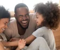 Por qué la risa compartida moldea el apego infantil de formas distintas entre madres y padres