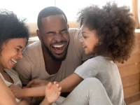 Por qué la risa compartida moldea el apego infantil de formas distintas entre madres y padres